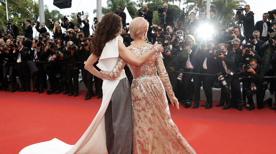 Herečky Helen Mirren (vpravo) a Andie MacDowell...