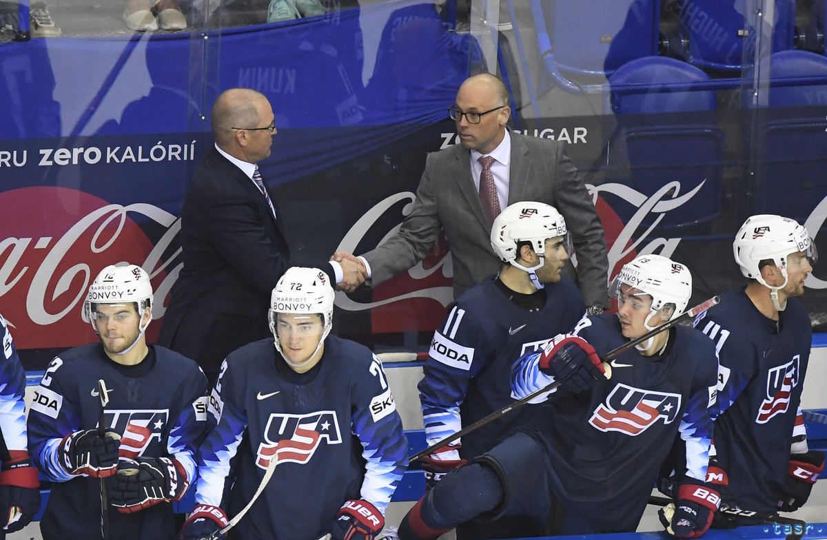 Vpravo hore tréner USA Jeff Blashill po...