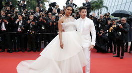 Manželia Priyanka Chopra a Nick Jonas pózujú spoločne fotografom v Cannes.