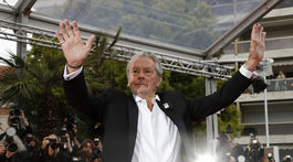 Herec Alain Delon si prevzal v Cannes Čestnú zlatú palmu za celoživotné dielo. 