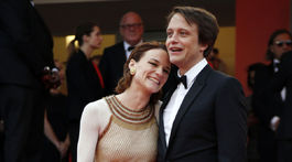 Nemeckí herci August Diehl a Valerie Pachner (v šatách Chanel).