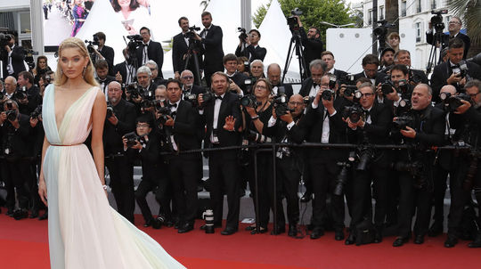 Topmodelka Elsa Hosk v kreácii Etro Couture.