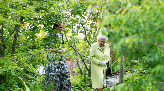 Kráľovná Alžbeta II. s vojvodkyňou Kate na...