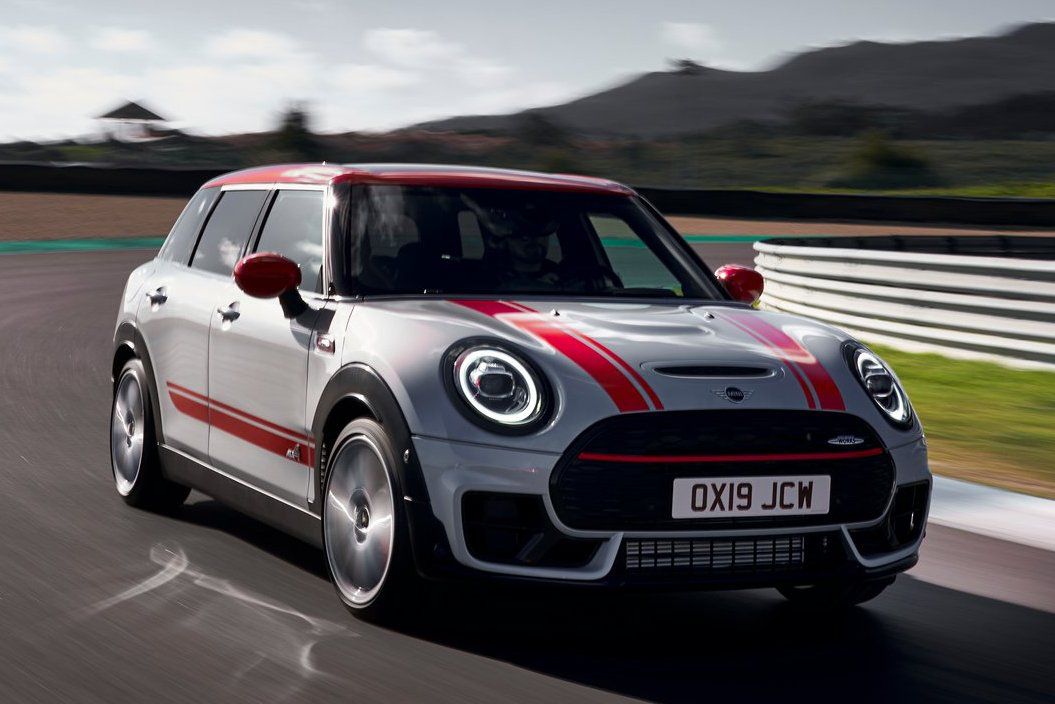 Absolútnu premiéru má Mini Clubman JCW a v ňom...