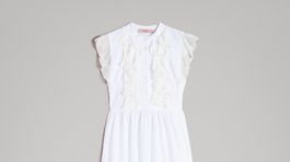 Biele šaty s detailom volánikov v živôtiku Twinset, predávajú sa za 251 eur. 