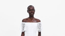 Čipkované biele šaty s odhalenými ramenami značky Zara, predávajú sa za 79,95 eura. 