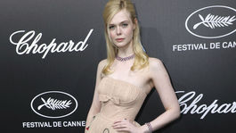 Elle Fanning odpadla na večeri v Cannes. Vyhovára sa na tesné šaty!