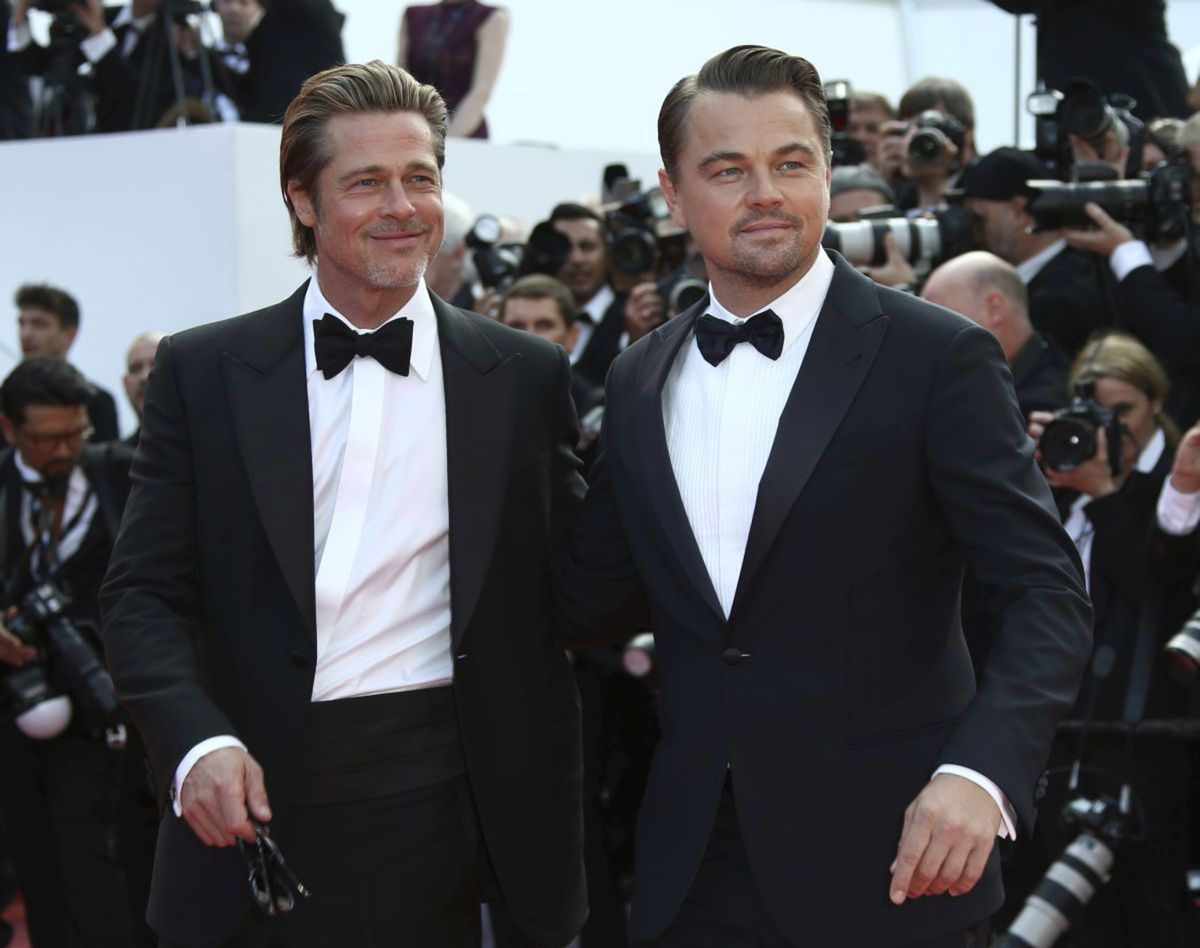 Leonardo DiCaprio a Brad Pitt pózujú fotografom...