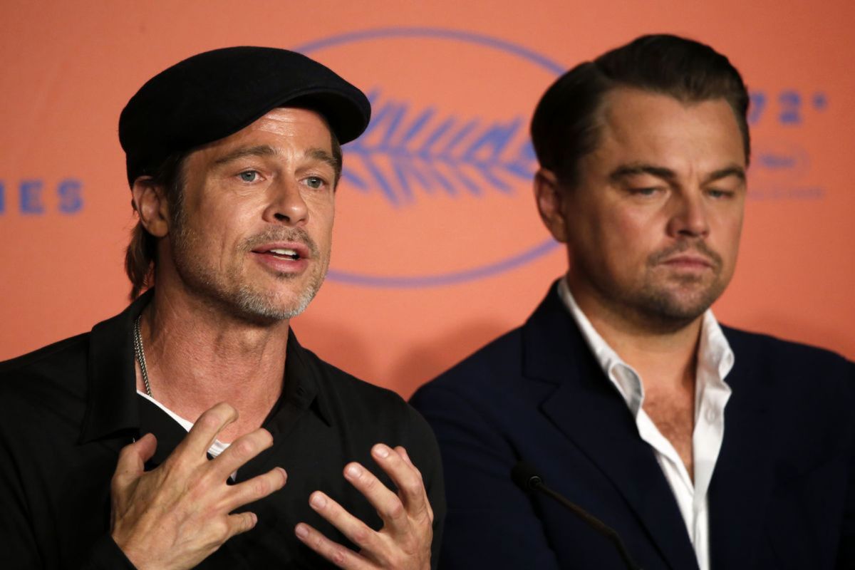 Leonardo DiCaprio a Brad Pitt pózujú fotografom...