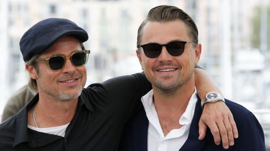 
Leonardo DiCaprio a Brad Pitt pózujú...