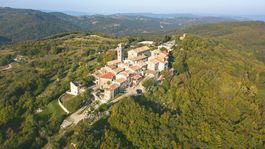 Dvadsať domov v troch radoch: Najmenšie mesto na svete je na Istrii