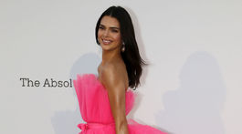 Kendall Jenner prišla v šatách z kolekcie Giambattista Valli pre H&M