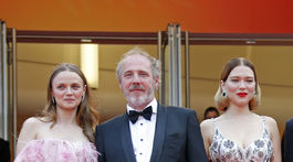 Režisér Arnaud Desplechin s herečkami Leou Seydoux (vpravo v kreácii Louis Vuitton) a Sarou Forestier.