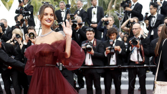 Topmodelka Izabel Goulart v kreácii Valentino...