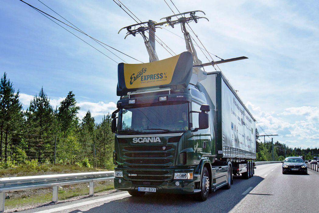 Scania verí, že elektrifikované kamióny...