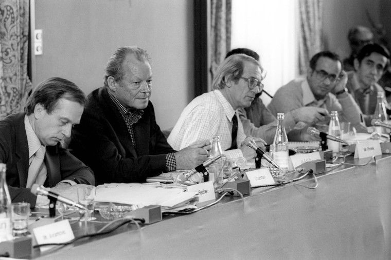 Willy Brandt (druhý zľava) sa v kampani pred...