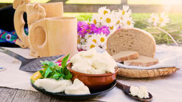 Bryndza a Slováci patria k sebe. Na čo si dávať pri jej kúpe pozor?