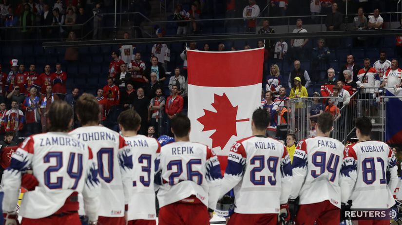 Českí hokejisti sa po prehre s Kanadou...
