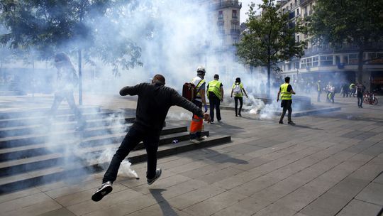 Francúzska polícia použila slzotvorný plyn na rozohnanie protestu žltých viest