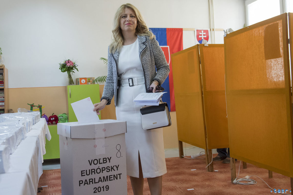 Zvolená prezidentka SR Zuzana Čaputová vhadzuje...