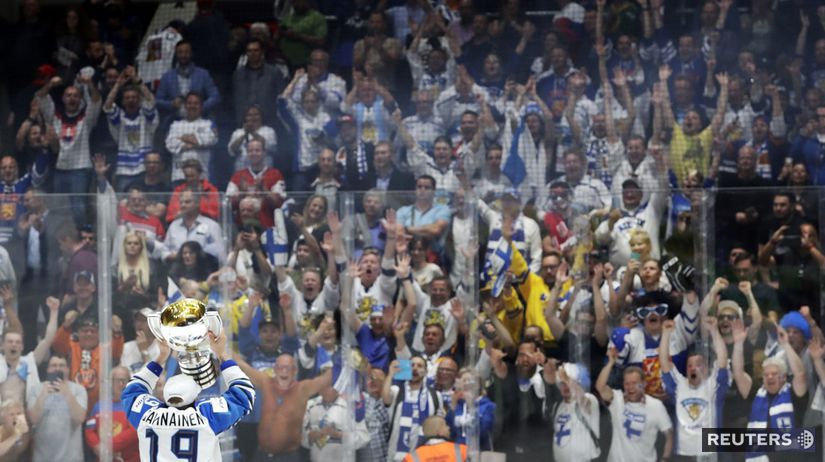 Veli-Matti Savinainen oslavuje s fanúšikmi...