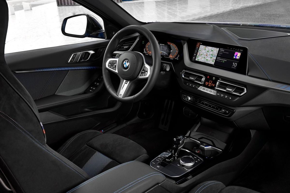 Infotainment v mnohom pripomína BMW radu 3....