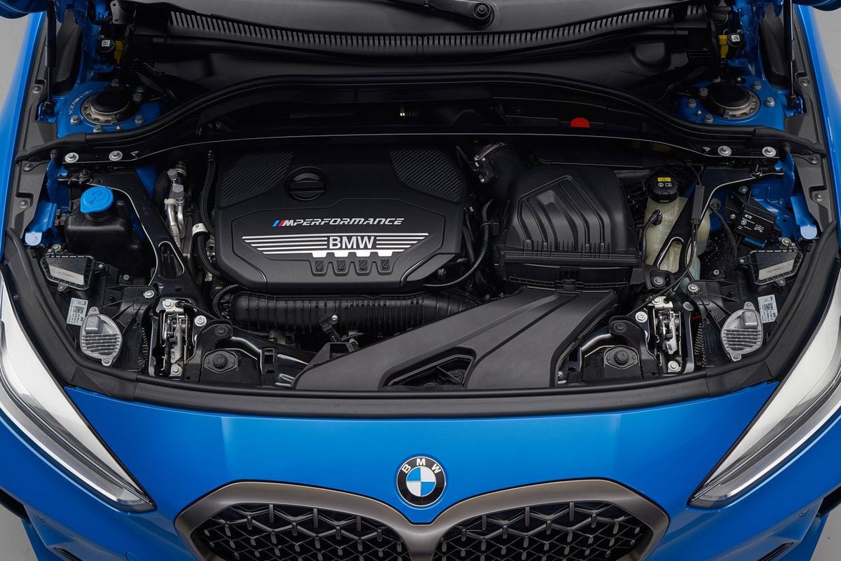 Vrcholové M135i xDrive má preplňovaný dvojliter...