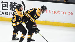 Víťazný vstup Bostonu do finále. Chára nahral na gól, duel však nedohral