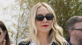 Herečka Chloe Sevigny počas fototermínu filmu The Dead Don't Die s klasickými slnečnými okuliarmi. 
