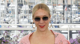 Herečka Chloe Sevigny si na druhé stretnutie s novinármi vzala oblejšie slnečné okuliare s kontrastným farebným rámom. 