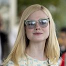 Herečka Elle Fanning mala v Cannes exkluzívnu spoluprácu so značkou Fendi a tak predvádzala okuliare práve z jej dielne. Toto je model Iridia. 