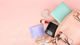 Čo presne majú ženy v kabelke? Nechýba v nej denník ani tabletky proti bolesti