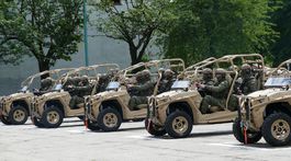 Minister obrany Gajdoš odovzdal žilinským špeciálom nové bojové vozidlá