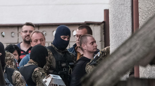 Obvinený Miroslav M. na mieste rekonštrukcie...