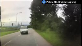 Dodávka sa rútila čelne na políciu. Pozrite si autentické video