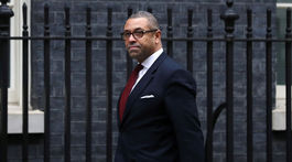 Mayovú by chcel nahradiť aj minister pre brexit James Cleverly