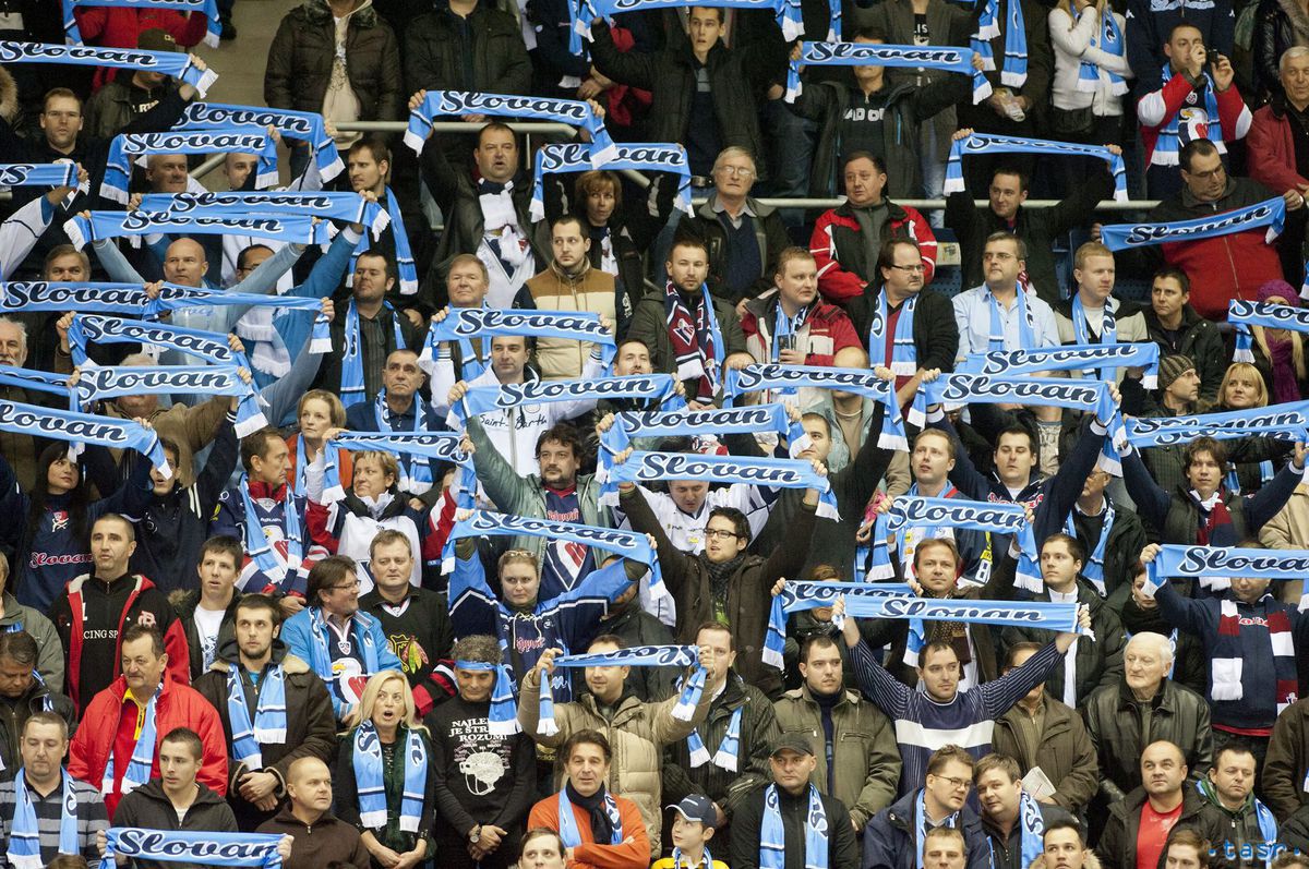 Fanúšikovia hokejového Slovana Bratislava.