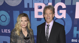 Herečka Michelle Pfeiffer a jej manžel David E. Kelley, ktorý je tvorcom projektu Veľké malé klamstvá. Pfeiffer prišla v kreácii Brunello Cucinelli. 