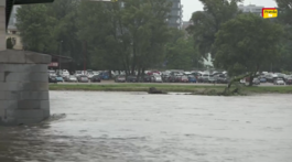 Dunaj v Bratislave obmýva schody pod nákupným centrom. V Devíne sú v strehu