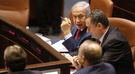 Netanjahu loví v mútnych volebných vodách 