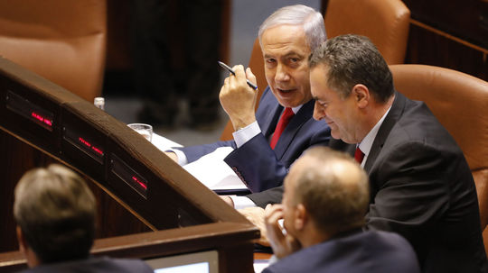 Netanjahu loví v mútnych volebných vodách 