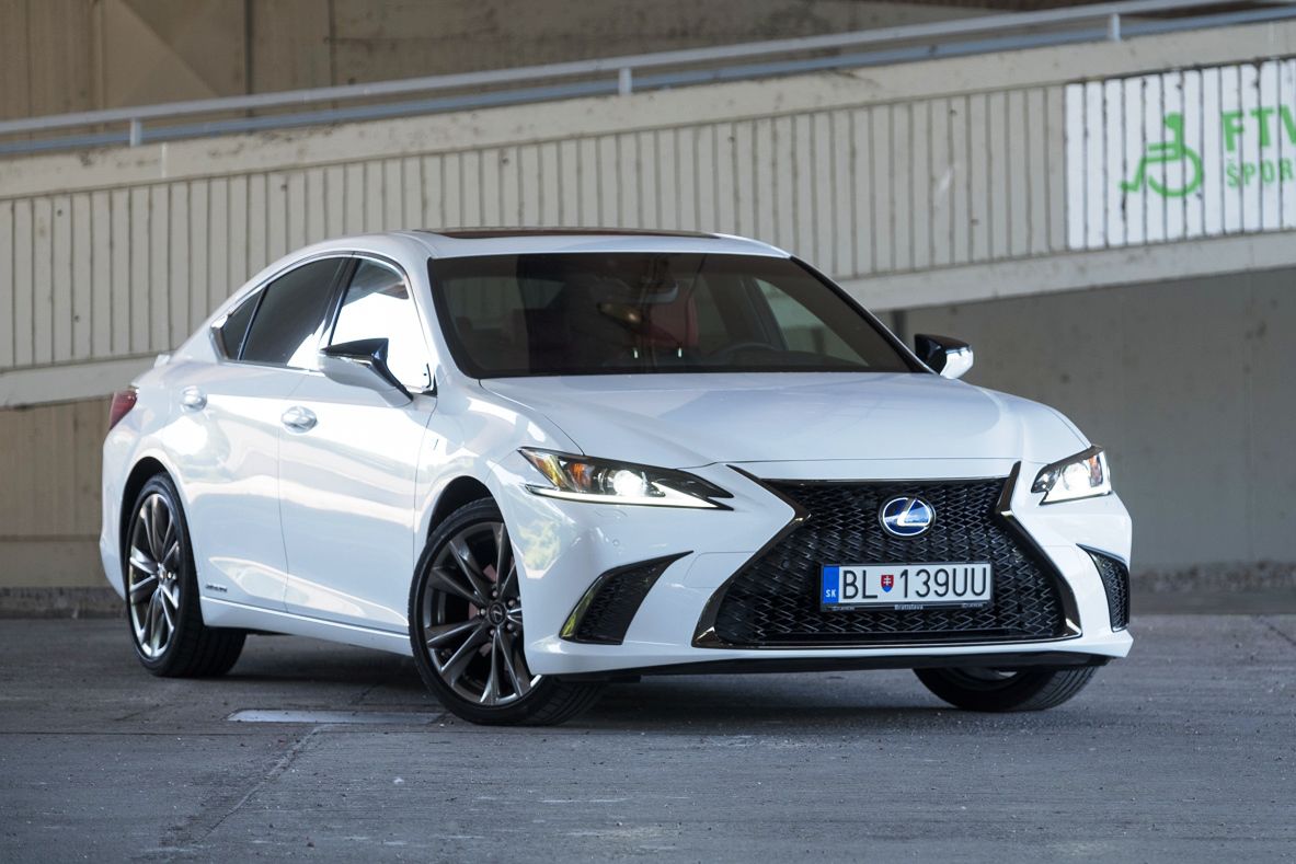 Lexus ES je naozaj neprehliadnuteľný. Obrovská...