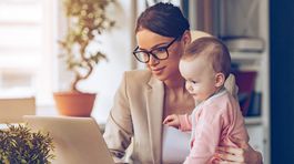 Osamelá matka môže dávku materské poberať dlhšie