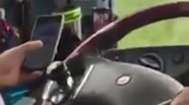 Vodič autobusu na východe hazardoval s cestujúcimi. Počas jazdy si písal na mobile