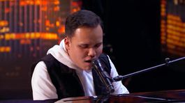 VIDEO Slepý autista zaspieval v talentovej šou a vyrazil dych. Neudržíte slzy!