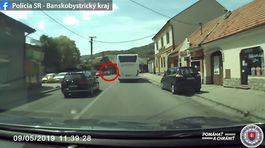 Arogantný vodič nebezpečne predbiehal autobus 