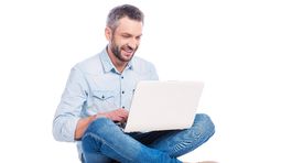 Každý druhý zamestnanec schováva svoju aktivitu na sociálnych sieťach