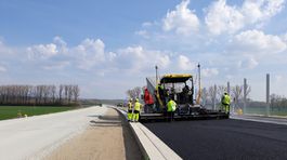 VIDEO: Časť diaľničného obchvatu Košíc už asfaltujú