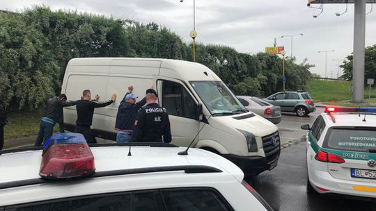 Polícia obvinila troch Slovákov a Chorváta z únosu a zavlečenia do cudziny