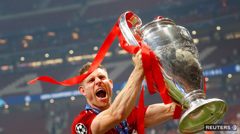 James Milner s trofejou.